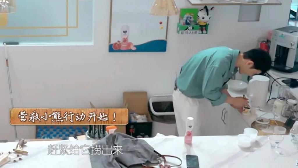  江湖|赵小刀重现江湖，专治黄晓明“中年王子病”，现实版一物降一物