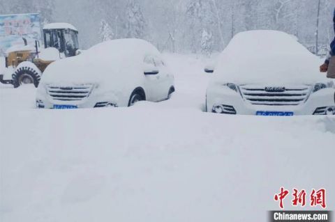  中国雪乡|亚雪公路经昼夜清雪恢复通行：游客顺畅往返雪乡