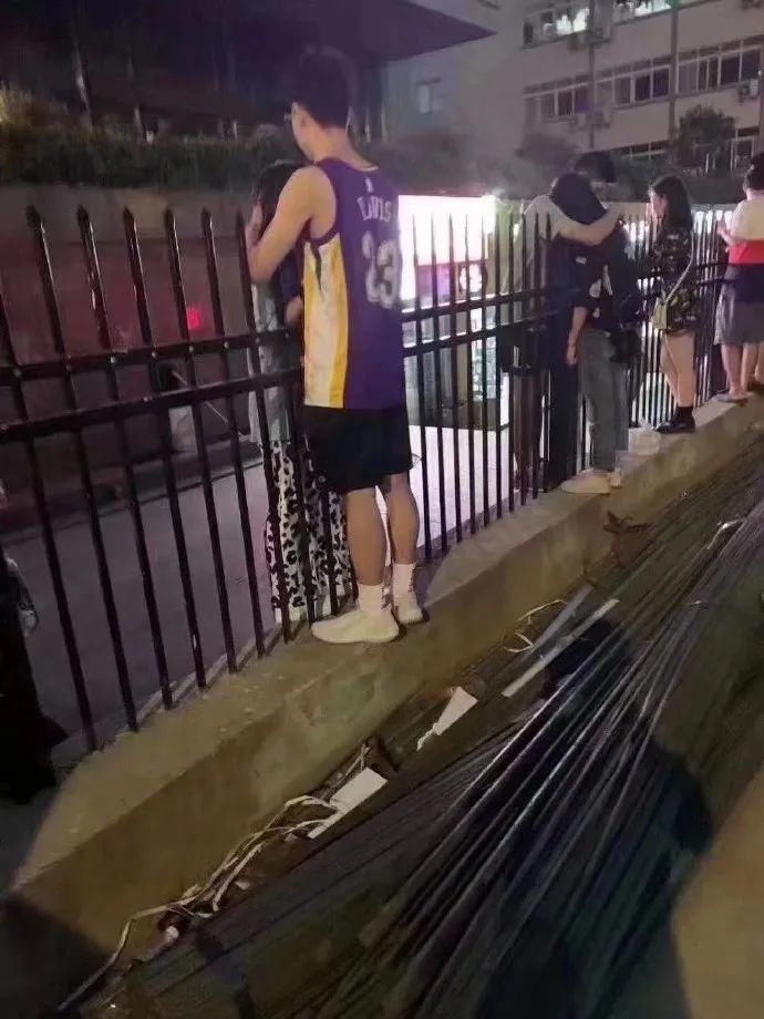 这届|封闭式管理下的大学生！?这届的大学生真是太惨了…