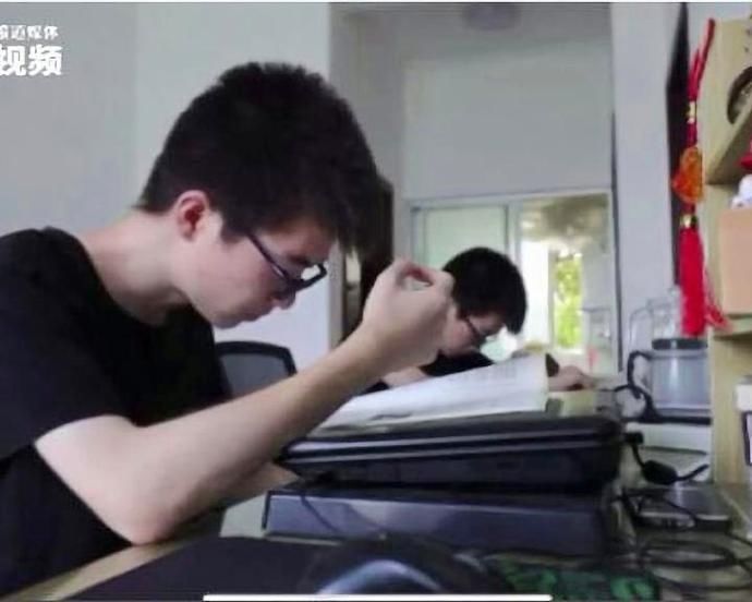 双胞胎|【紫牛头条】视障双胞胎双双考取名校，高二时哥哥患癌曾化疗12次