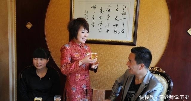 当众|在祝贺提拔的饭局上当众敬酒,别说“感谢领导”,高手都懂这4点