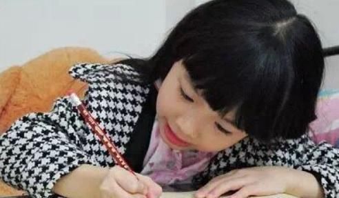 贪玩|1小时连3字都写不好的孩子，不只是贪玩心重，多半是教育的问题