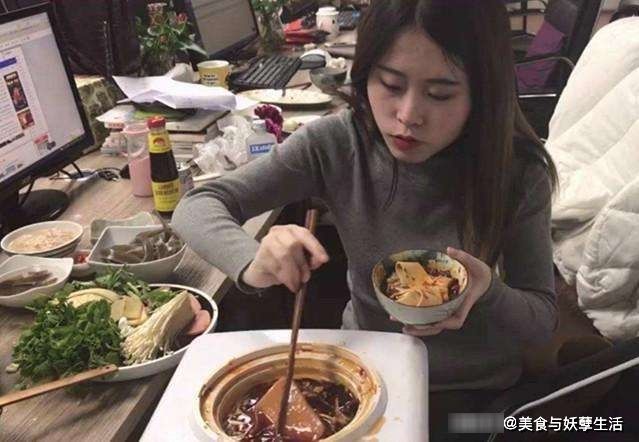 易拉罐|大学生为了美食有多“拼”？用易拉罐烧烤，食堂剩饭做寿司