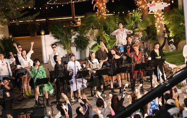 签名|兴风作浪!宁静帮粉丝在照片胸部签名,孟佳在机场被粉丝强行拉手