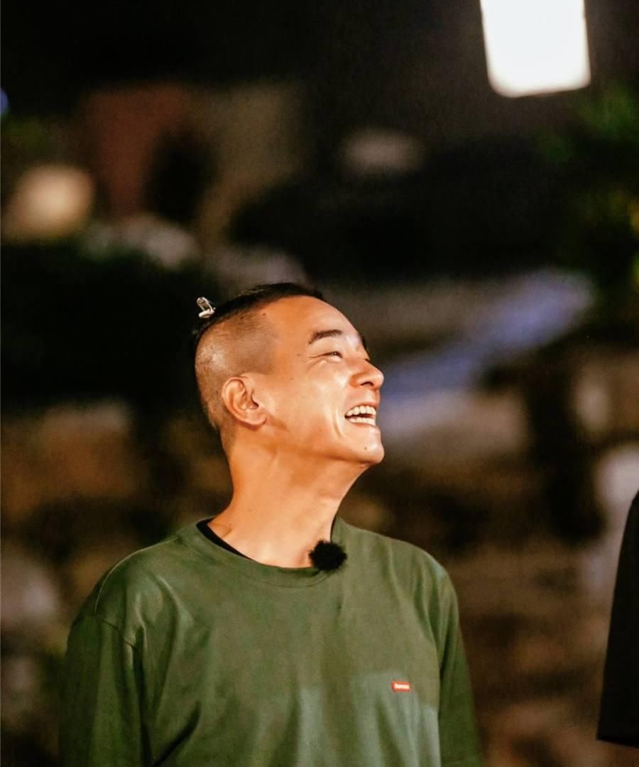  陈小春|他是我们熟知的“山鸡陈小春”，曾经因为三千块，抱憾终生！