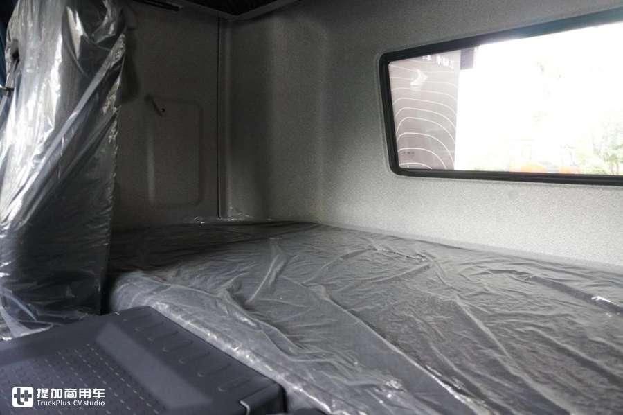  推出|解放J6P推出一款砂石料运输牵引车，配置怎么样？实拍带你看看