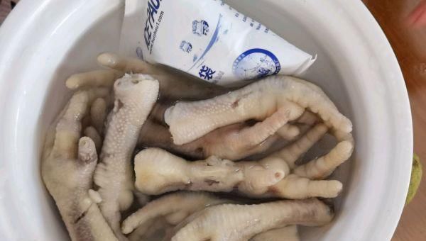  菜场|菜场买来几只鸡爪，凉拌了几下，孩子吃的一口不剩，真过瘾！