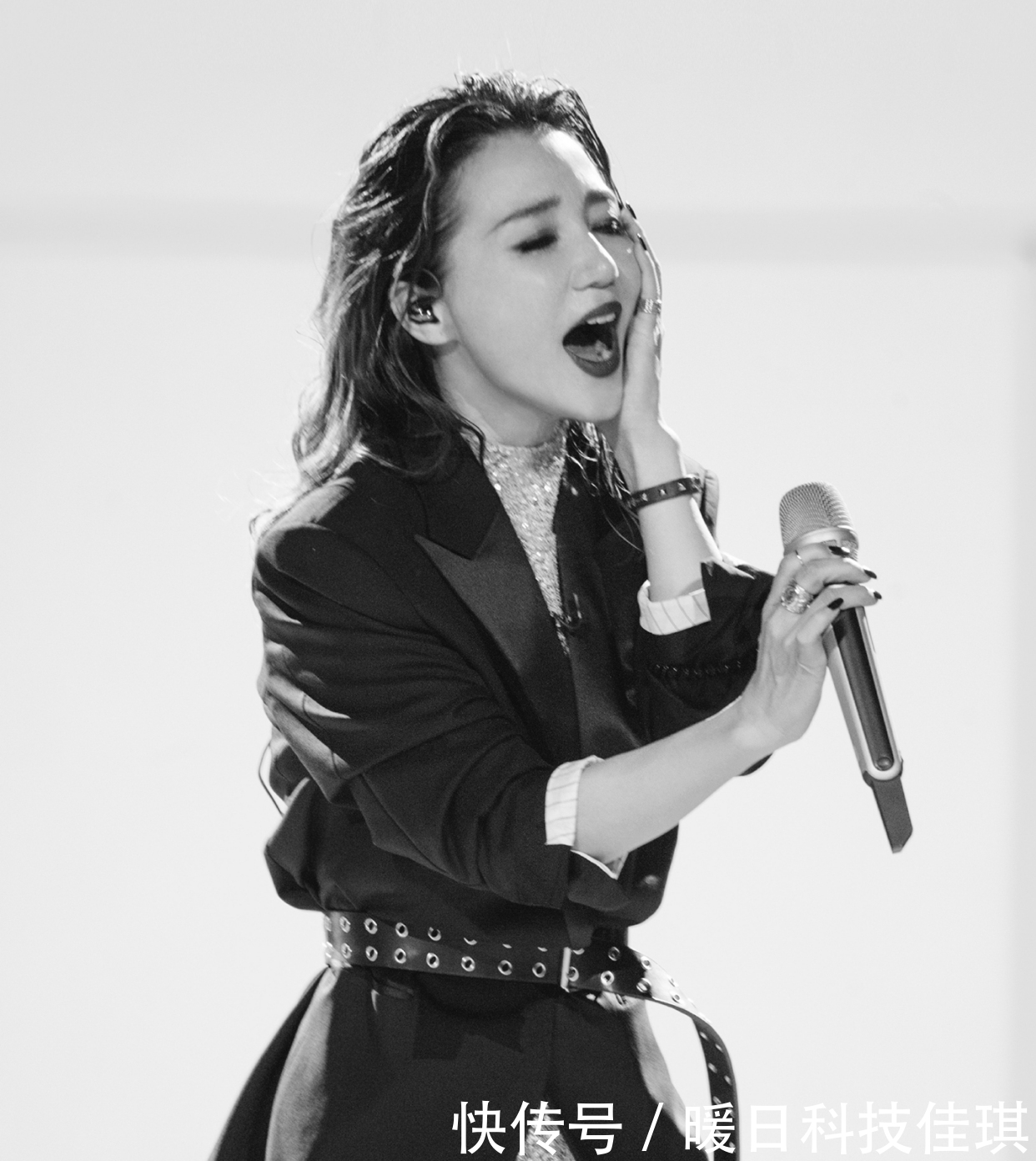 经纪人|阿朵参加《乘风破浪的姐姐》偏离初衷气坏经纪人,却最有观众缘