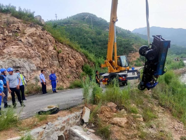  三轮车|农用三轮车扎进水库3人遇难