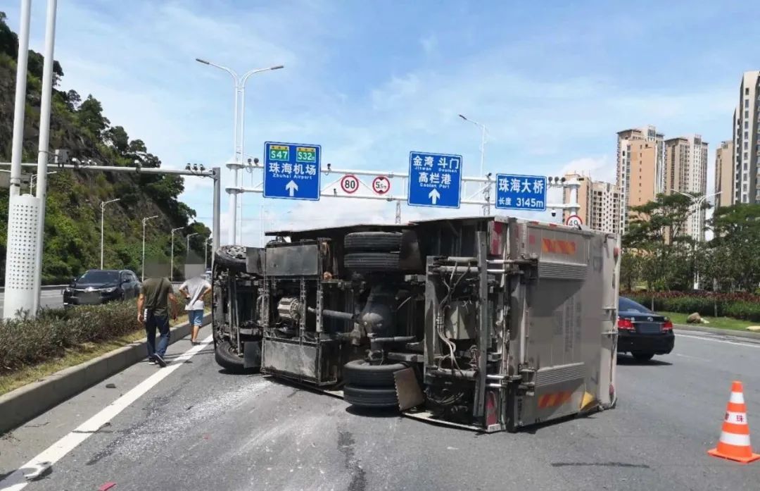  瞬间|女司机珠海大桥遇惊魂！大车飞车侧翻被压瞬间，她做这件事捡回一命！