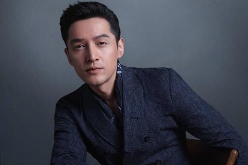  胡歌|胡歌在外吃饭被偶遇，关掉美颜滤镜只看生图，38岁的他还是你男神吗？
