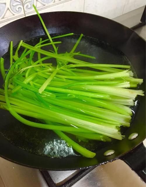 芹菜|为什么芹菜鲜肉饺子的馅黏不起来?
