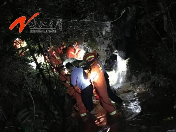  夫妇|揪心！一对年过半百的驴友夫妇，驾车冲下40米高瀑布