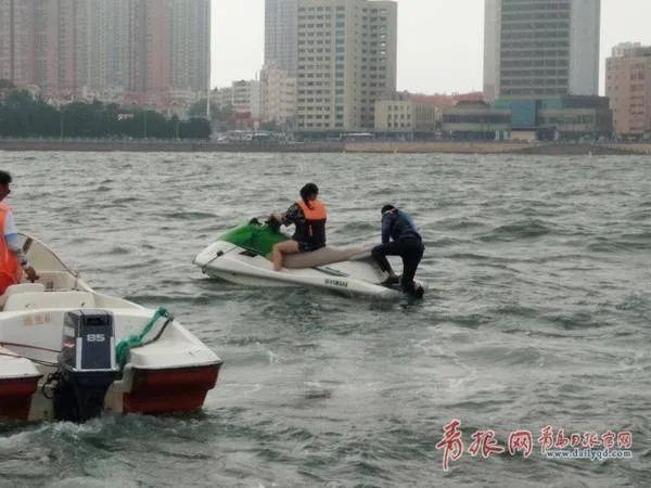 青岛市救生|青岛栈桥海边发生惊险一幕！距岸边百余米的海面上漂着一名女青年