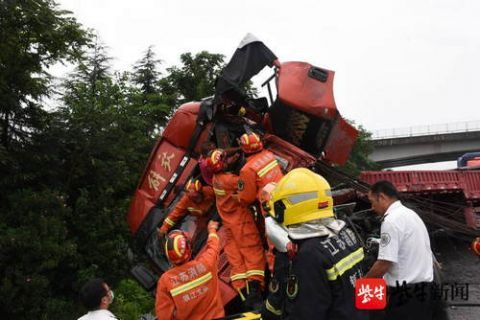  驾驶员|救援现场，年轻消防队员扛着重伤男子20分钟