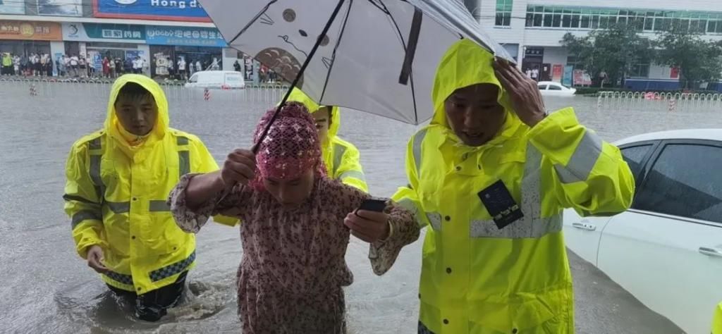 救助|手挽手心连心 民警暴雨中皮划艇救助孕妇