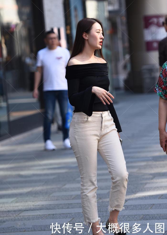  高贵|一字肩丝绒上衣搭配米色牛仔裤，增添了几分高贵感