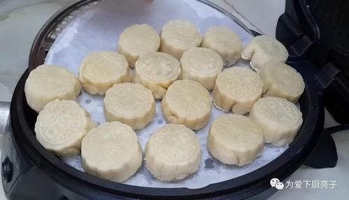 个个|中秋节月饼别买着吃了,锅里烙一烙,个个香酥又掉渣,没烤箱也能成功