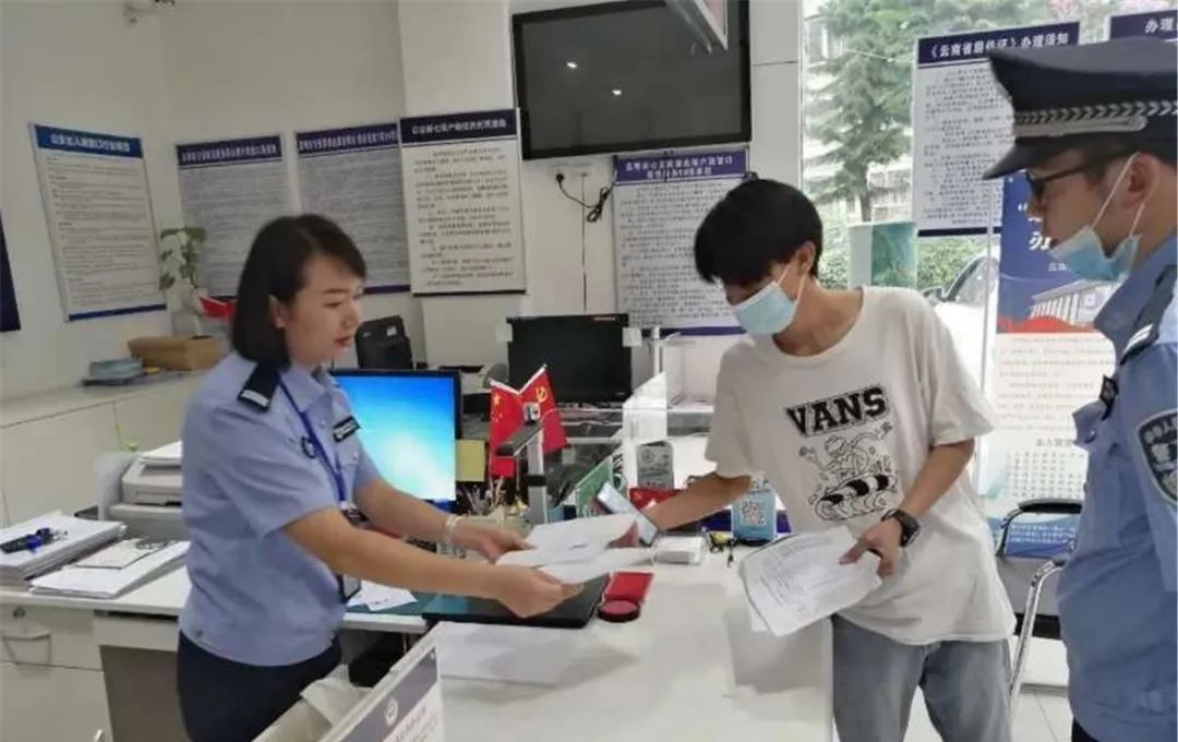  考生|图集丨云南高考首日直击：每一张安静的考桌都来之不易