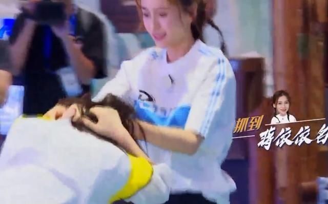  温暖|撕名牌大战，蓝队全军覆没，而angelababy表现勇敢而温暖