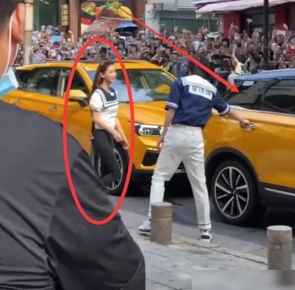  修养|蔡徐坤为baby开车门，谁注意她的下意识动作？网友：修养是天生的