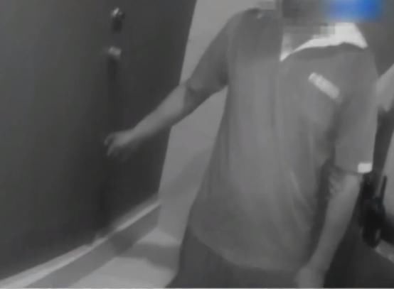  吴某|已婚男偷窥女主播上厕所，被抓后扇自己耳光，男子：就是看下过程