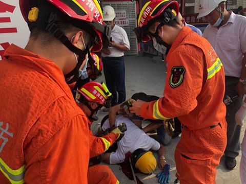  这件|危急！3米钢管高空掉落插入工人肩膀，消防员先做了这件事……