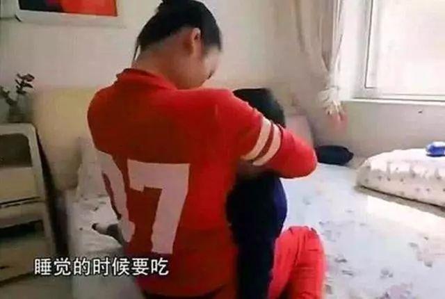 下跪|“12岁男孩一天3次母乳”“母亲下跪求儿子上学”溺爱不是爱