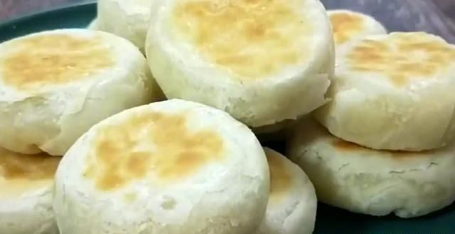  做法|跟大家分享酥饼的好吃做法，不用排队买，也不用烤箱，教你在家做