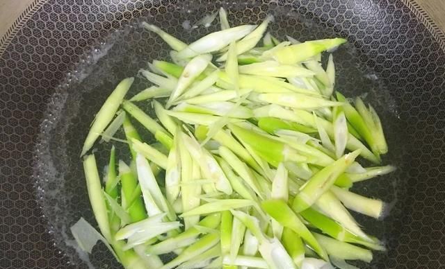  家常菜|家常菜怎么做？大叔教你炒春笋，香气扑鼻，鲜嫩味美，非常下饭