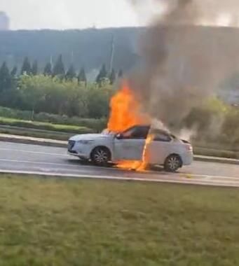  轿车|轿车起火，后备箱的火为啥扑不灭？里面竟有“炸弹”