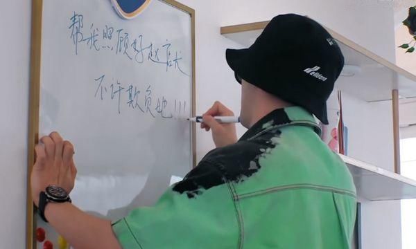  离开|中餐厅：赵丽颖替代黄晓明，刘宇宁雪中送炭，张亮借花献佛！