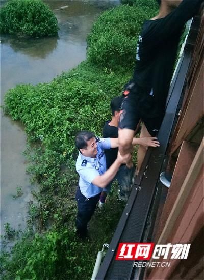  危急|桂东：危急时刻显担当 民警跳河勇救少年