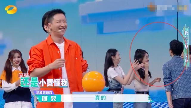  赵丽颖|韩庚在前面玩游戏，有谁注意后排的赵丽颖在干了啥，真当镜头没拍到？