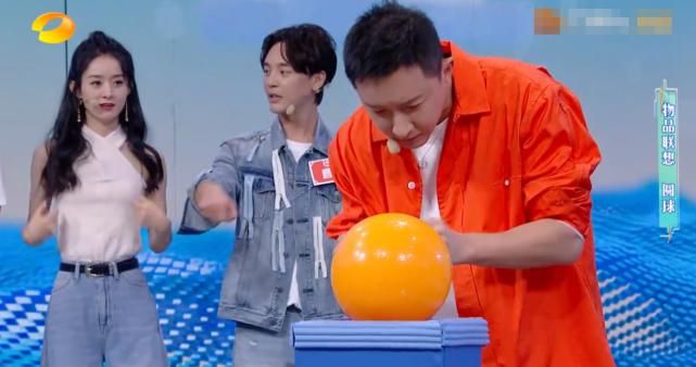  赵丽颖|韩庚在前面玩游戏，有谁注意后排的赵丽颖在干了啥，真当镜头没拍到？