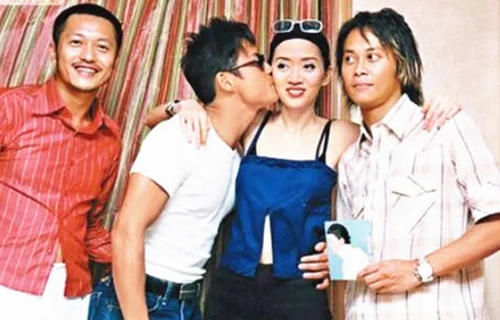  失明|知名歌手被灯光灼伤，眼角膜变绿色短暂失明，事隔多年仍心有余悸