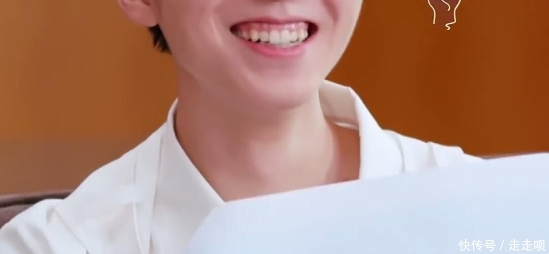 女生|王俊凯主动关心受伤的女生,酸了