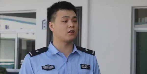 李晨曦|温暖！幼童高烧送医途中车辆故障民警伸援手