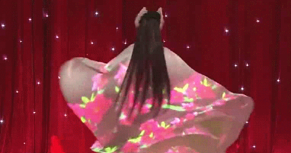  晒出|小彩旗被彻底放弃？杨丽萍为外甥女小白兔庆生，这是新的接班人？