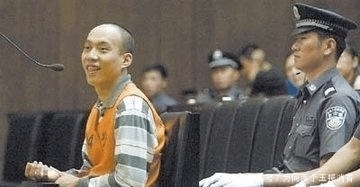  嚣张|中国最嚣张的悍匪, 谈笑风生对法官说一句话, 法官直接其判死刑