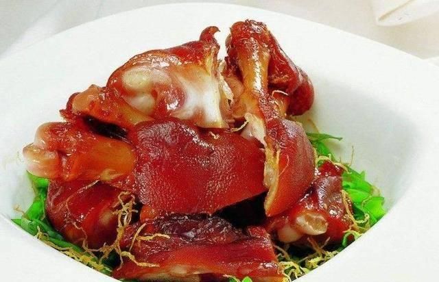 标准|大厨教你五香猪蹄的标准做法,色泽红亮,香味浓郁,好吃不油腻!