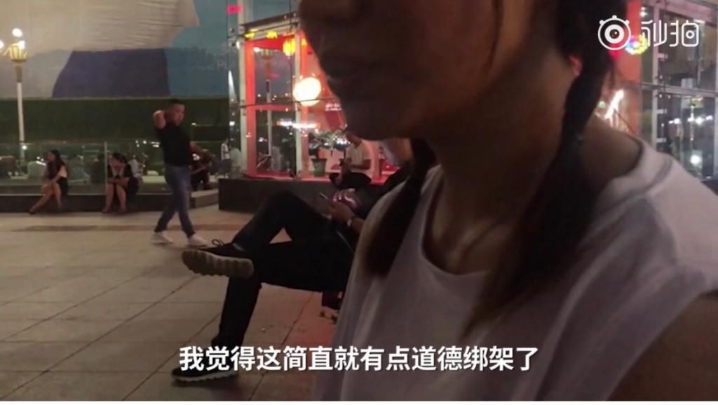 乞讨老人|女孩拒绝老人乞讨要求，遭恶语咒骂，网友：给是情分，不给是本分