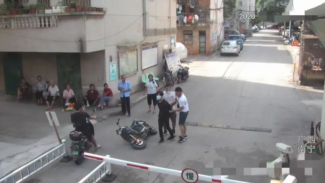 腰部|南宁一女学生当街被男子刺中腰部！嫌疑人竟是随机作案，理由令人愤怒！