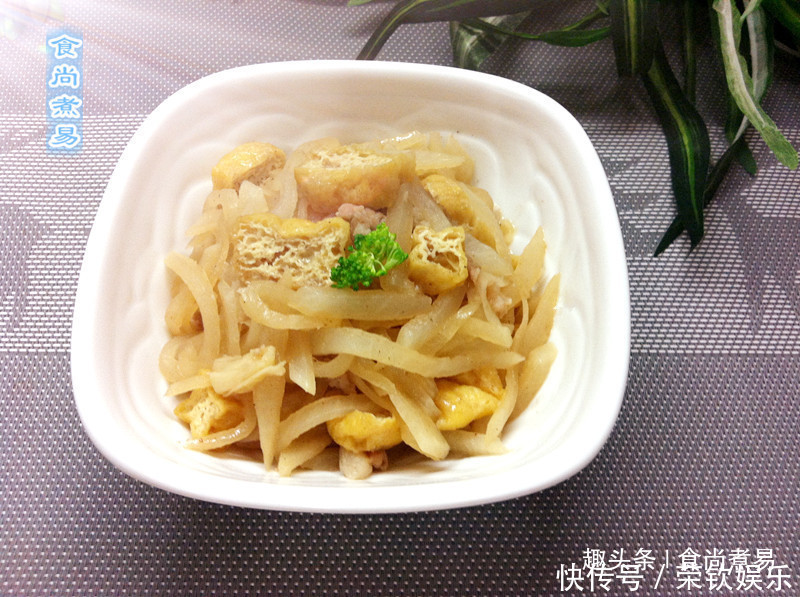 靠边站|天凉了,大鱼大肉靠边站,此款平民快手菜,鲜甜好吃又开胃