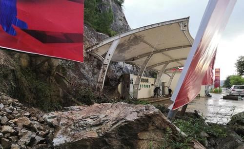  山上|洛南花石浪充电站被山上滑落的泥流和石块损毁，工作人员正在抢修