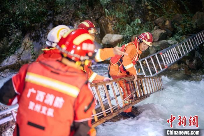 广西贺州8名游客因暴雨突发山洪被困 消防紧急营救