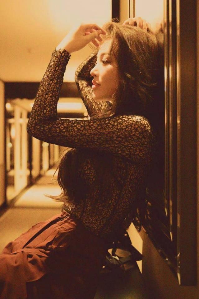  版型设计|刘翔前妻葛天也太美了，穿网状上衣配荷叶喇叭裤，长卷发A到爆