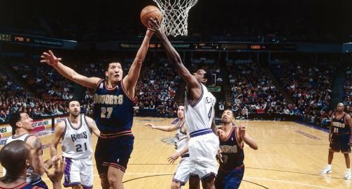  帅气|45岁巴特尔身价千万，55岁娇妻风韵犹存，女儿漂亮儿子帅气