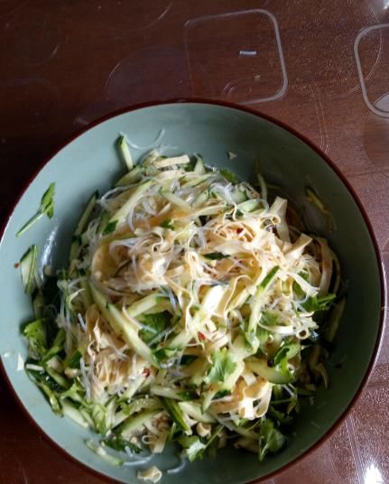  爽口|天太热，凉拌黄瓜别“单调”，搭配这2种食材，清脆爽口还下饭