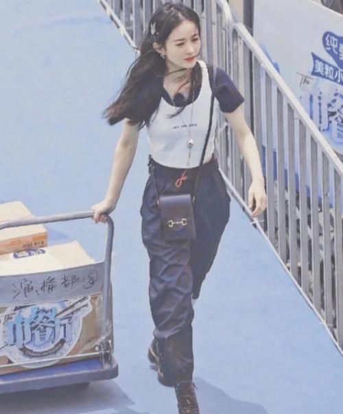  太小|赵丽颖被骂用筷子扒拉菜，张亮暖心发声：因为我们后厨切的太小了